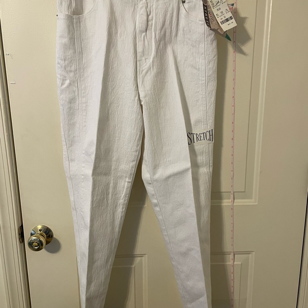 White Skinny Jeans with Classic Denim Fabric and Full Length Design